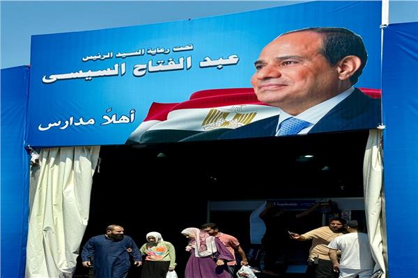 محافظ الجيزة يتابع إقبال المواطنين على معرض "أهلاً مدارس" بحي إمبابة