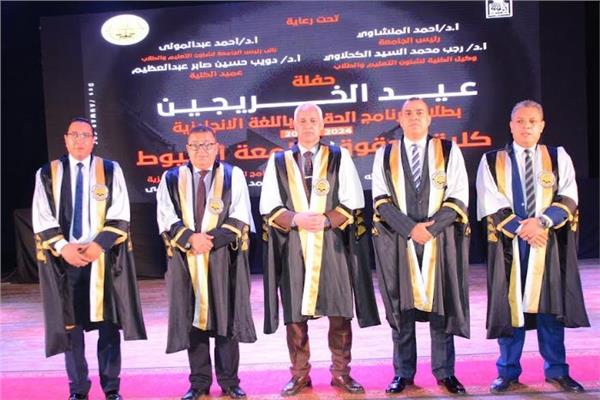 حقوق أسيوط تحتفل بتخريج الدفعة السادسة من برنامج اللغة الإنجليزية