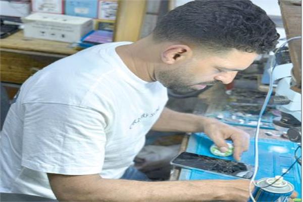 إحدي المهندسين يقوم بتصليح هاتف