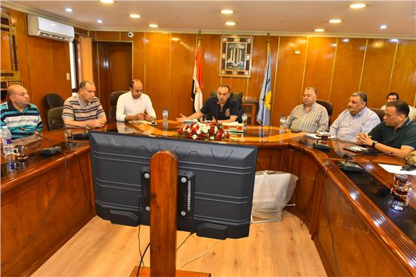 محافظ أسيوط خلال الاجتماع
