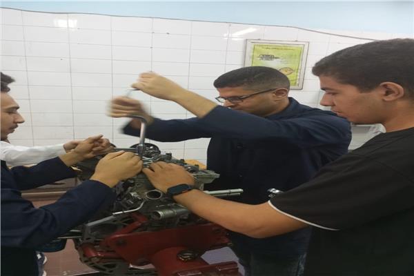 طلاب برنامج تكنولوجيا الأوتوترونكس يواصلون التدريب الصيفى 