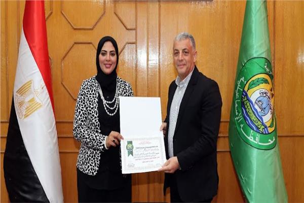 محافظ الإسماعيلية يكرم مديرعام مديرية التموين والتجارة الداخلية