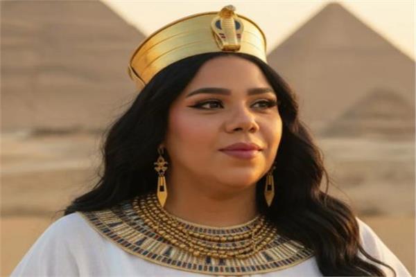 شيماء سيف تتألق بإطلالة فرعونية من أمام الأهرامات