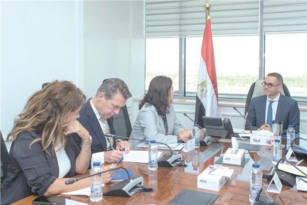 وزير الاستثمار خلال استقباله وفدا من البنك الأوروبى