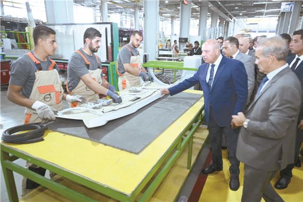 الفريق مهندس كامل الوزير خلال افتتاح خط الإنتاج الجديد
