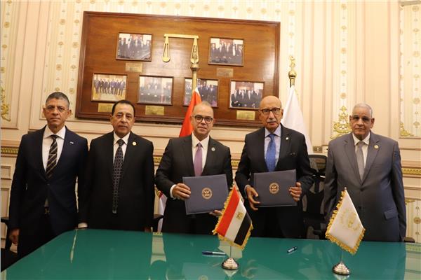 رئيس محكمة النقض ورئيس الهيئة العامة للرقابة المالية أثناء التوقيع