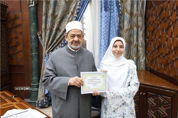 .الإمام الأكبر يكرِّم الطلاب الأوائل ف