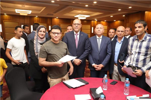  وزير العمل ومحافظ القاهرة يسلمان 100 عقد عمل جديد لذوي همم 