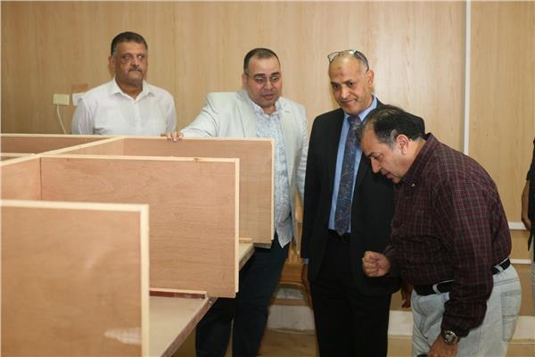 رئيس جامعة جنوب الوادي يتفقد مركز الاختبارات الالكترونية