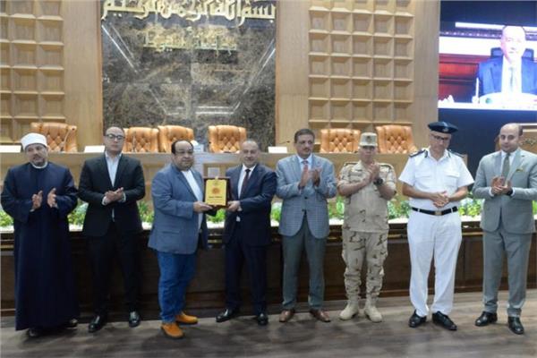 محافظ أسيوط يكرم رموزاً إعلامية ومواهب شبابية ورواد ابتكار في جلسة استثنائية
