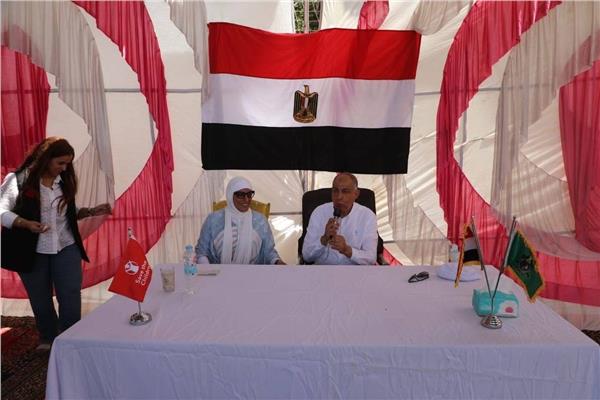محافظ المنيا يسلم شيكات لدعم أصحاب المشروعات الصغيرة