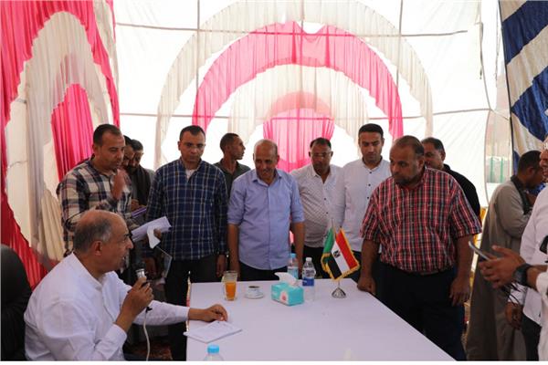 محافظ المنيا يستمع لمطالب الأهالي بقرية قلندول