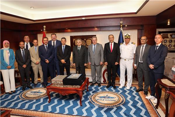 الفريق أسامة ربيع يبحث مستجدات و تطورات العمل