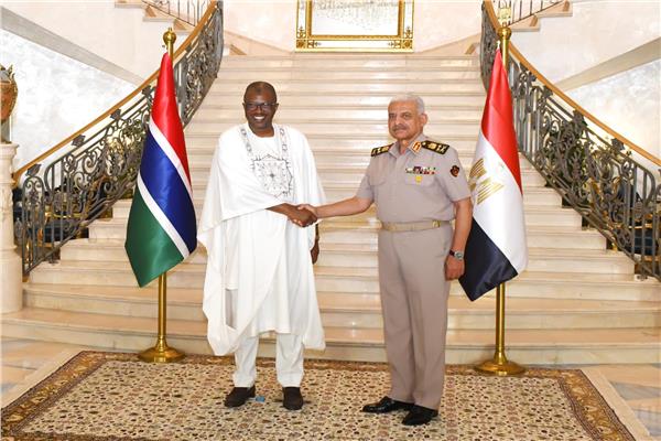 الفريق أول عبد المجيد صقر القائد العام للقوات المسلحة وزير الدفاع يلتقي وزير الدفاع لجمهورية جامبيا