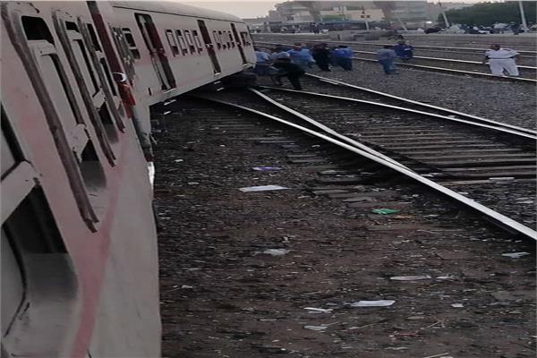 انحراف عجلتين وخروج عربتين عن القضبان بشبين القناطر