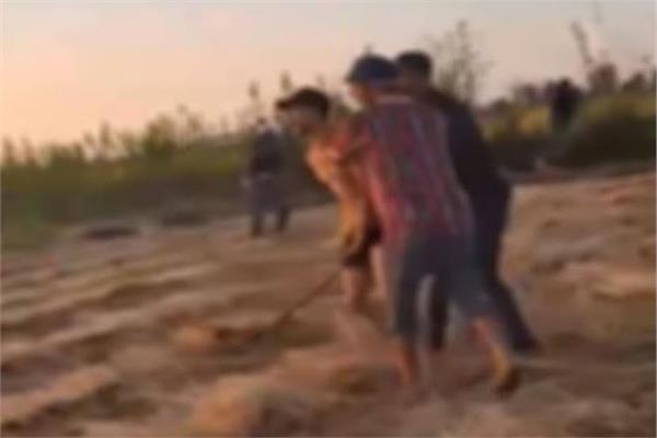بعض الأشخاص بالتعدى على آخرين، بإةاستخدام عصا خشبية بالدقهلية