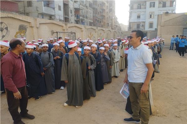 طلاب الأزهر ب "الجلباب والعمامة الحمراء " في أول يوم دراسة بقنا