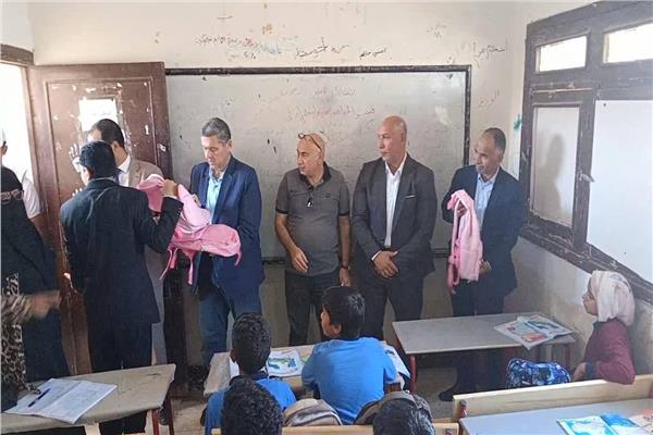 خلال توزيع الشنط المدرسية