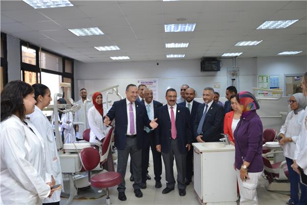 رئيس جامعة الإسكندرية يتفقد سير الدراسة فى أول أيام العام الجامعى