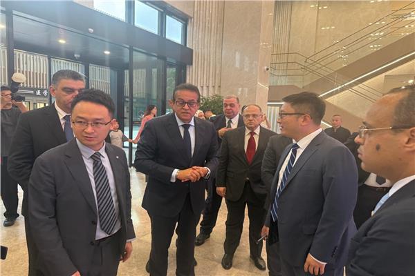 وزير الصحة يتفقد مستشفى رينجي الذكي خلال زيارتة للصين