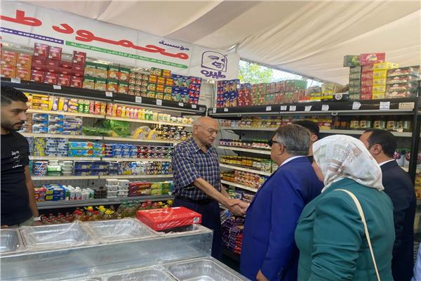محافظ الدقهلية يتفقد السوق الدائم للسلع الغذائية بقناة السويس 