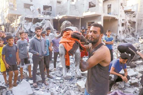 فلسطينى ينتشل جثمان طفل