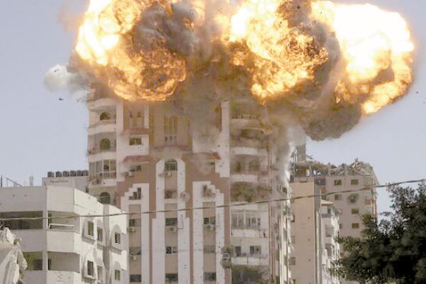 الاحتلال ينسف أبراجًا فى غزة