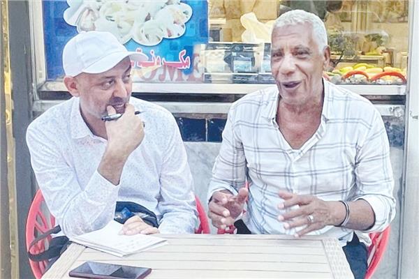محرر «الأخبار» خلال لقائه مع صاحب مطعم المشاهير