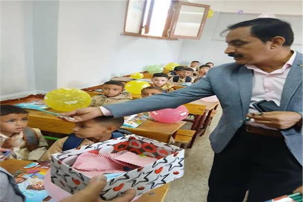 توزيع هدايا و بالونات على التلاميذ 