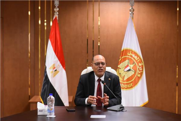  وزير العمل