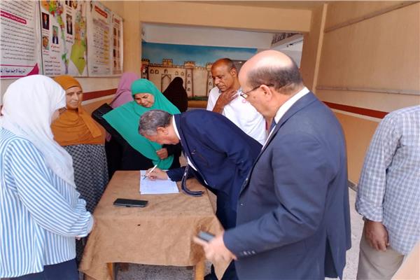 وكيل وزارة التربية والتعليم بالبحيرة يتفقد عدد من مدارس إداراتى  إيتاى البارود وكوم حمادة 