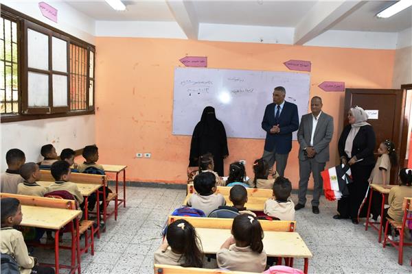 محافظ أسوان يتفقد مدرسة محمد الدمرداش الإبتدائية لمتابعة إنتظام العملية التعليمية
