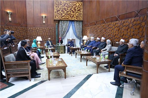 شيخ الأزهر يستقبل رئيس سنغافورة بحضور مفتي الجمهورية ووفد من قيادات الأزهر الشريف
