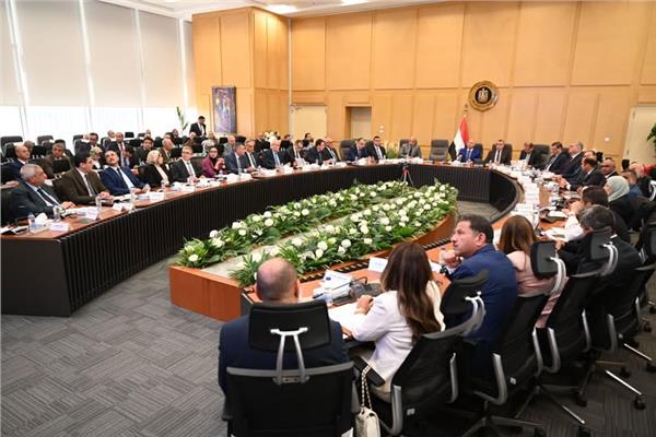 جانب من اجتماع مجموعة الوزارية للتنمية الصناعية