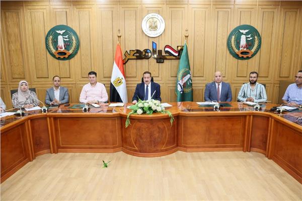 محافظ المنوفية يناقش موقف إستلام الأسواق الحضارية والمواقف النموذجية بأشمون والشهداء 