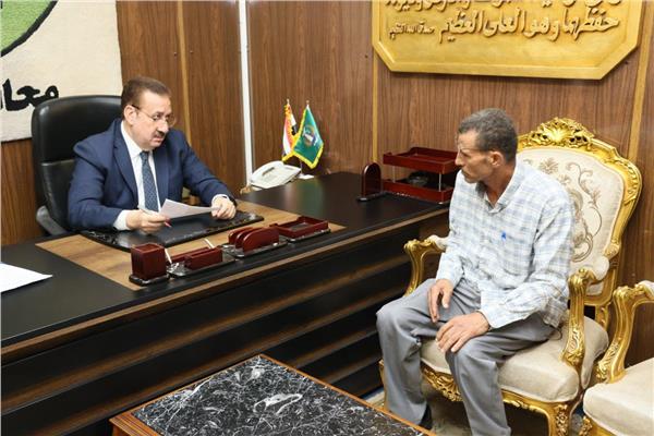  محافظ المنوفية يلتقى حالات انسانية ويقرر صرف مساعدات مالية وعينية