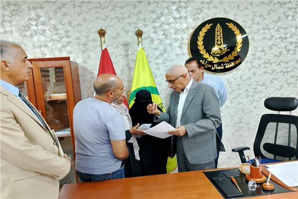 محافظ شمال سيناء يستقبل عدداً من مواطني إزالات ميناء 