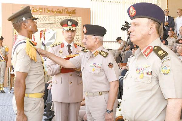 الفريق أول عبد المجيد صقر خلال منح الأنواط لأوائل الخريجين