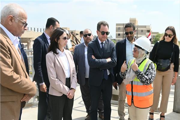 محافظ البحيرة وسفير فرنسا يتفقدان محطة معالجة الصرف الصحي