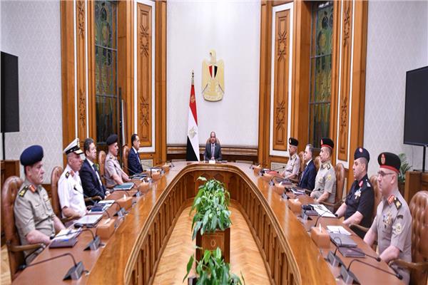 الرئيس السيسي خلال اجتماعه مع رئيس الوزراء وعدد من القادة