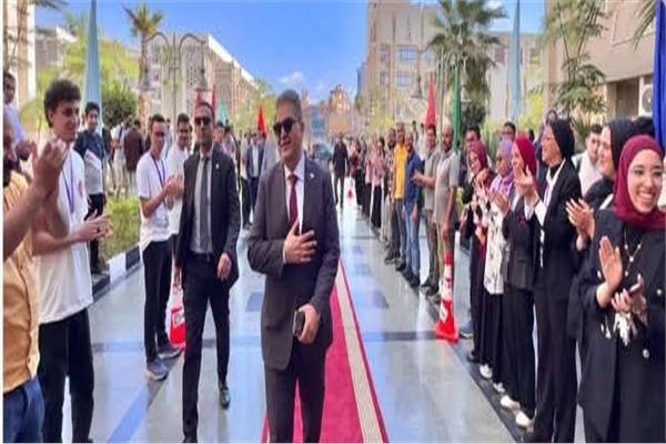 ممر شرفي لعميد كلية طب طنطا وتكريمه بعد انتهاء فترة عمادته