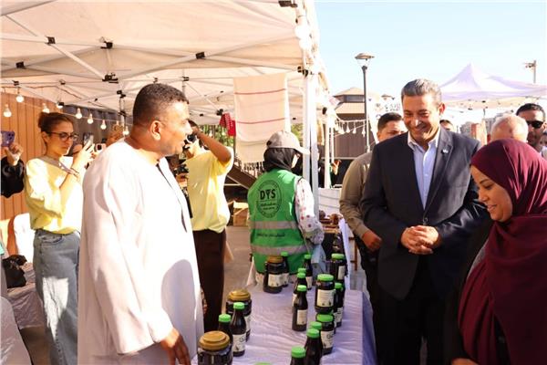 الدكتور أيمن الشهابى محافظ دمياط معرض أيادي مصر الحرف لليدوية