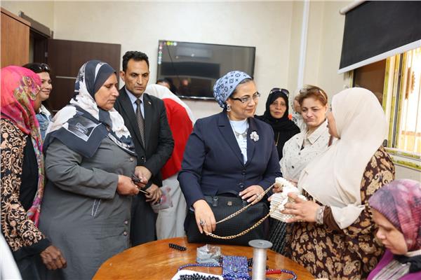 المستشارة امل عمار تلتقى مقررة وعضوات وأعضاء فرع المجلس بالمحافظة