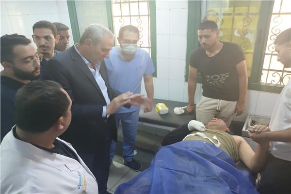 محافظ الغربية يزور مصابي حادث حريق مصنع ملابس بالمحلة الكبرى بمستشفى المحلة العام
