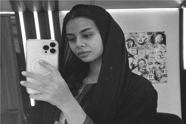منة عرفة تفاجئ محبيها بالحجاب وعباية سوداء