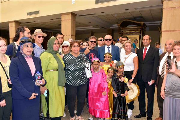 الأقصر تستقبل السياح بالورود والهدايا والرقصات بالزى الفرعونى  فى يوم السياحة العالمى