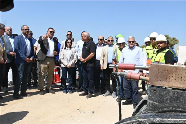 وزير الإسكان ومحافظ البحيرة يتفقدان مشروع إزدواج خط مياه وادي النطرون 