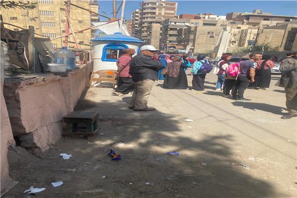 محافظ الدقهلية يفاجئ محطة "الشيماء" بالترعه ويتجوّل وسط الطلاب منفردًا