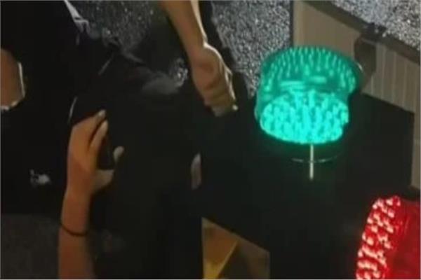 إنقاذ رجل علق رأسه داخل إشارة مرور في الصين
