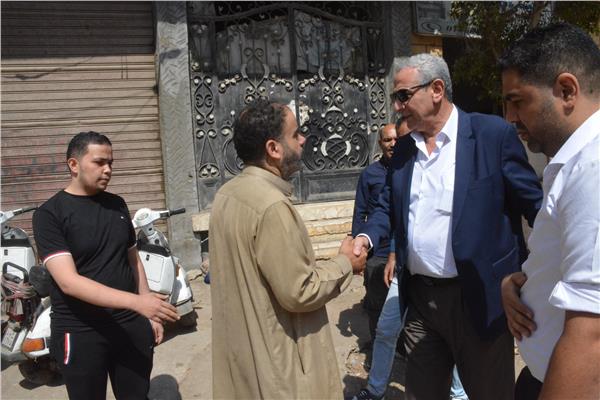 اللواء أشرف الجندي محافظ الغربية يؤدي واجب العزاء لأسر شهداء حادث الحريق بمصبغة “غزل البشبيشي”